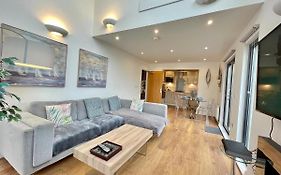 Penthouse Swansea Marina City Centre 100M From Beach